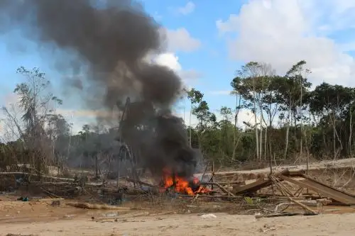 Policía realiza nuevo operativo contra la minería ilegal en Madre de Dios.