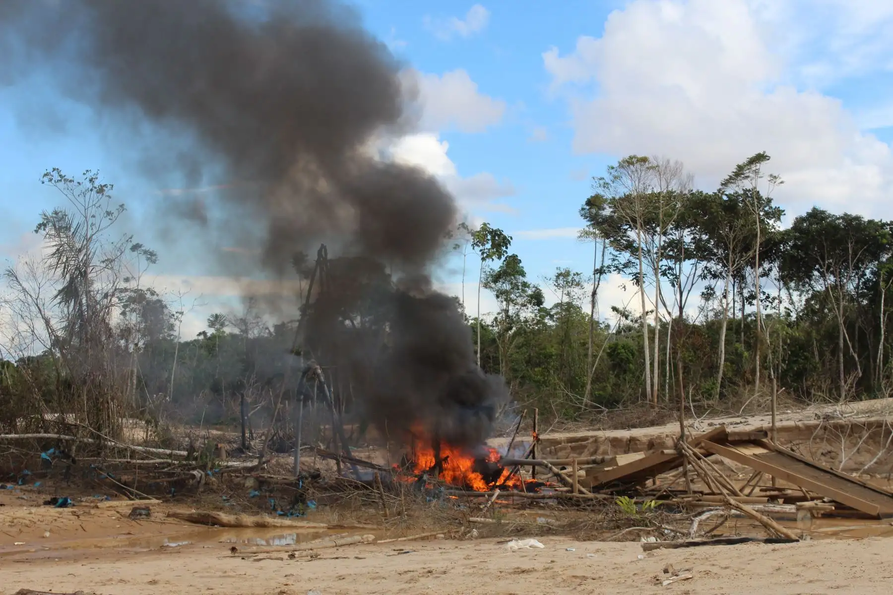 Policía realiza nuevo operativo contra la minería ilegal en Madre de Dios.