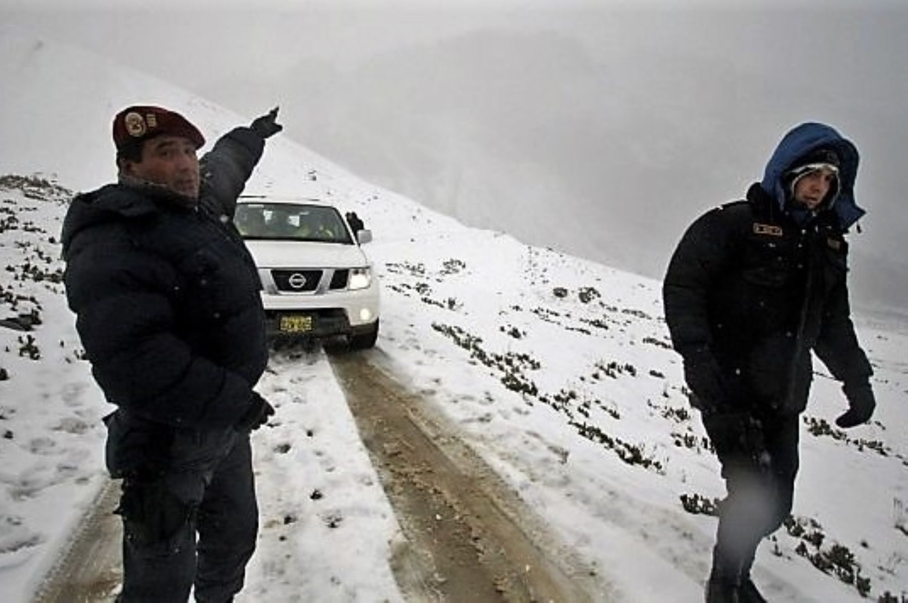 Policía de Alta Montaña de Arequipa rescata a turista de Estados Unidos, Sadira Lotus, extraviada cerca del volcán Misti.