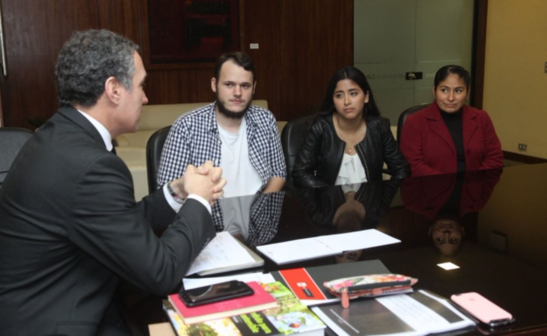 Ministro de Cultura, Salvador del Solar, recibió en su despacho a jóvenes agredidos con ataques racistas por mujer, en San Isidro. Foto. Twitter @mincultura