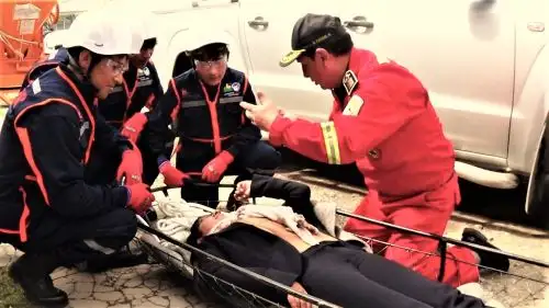 Cuadrilla de brigadistas voluntarios y bomberos trasladaron a los heridos hacia el área de emergencia del hospital Carrión.