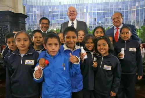 El presidente Pedro Pablo Kuczynski recibió a niños del Hogar Sagrada Familia, de Ventanilla, para compartir un desayuno a base de productos lácteos. Foto: ANDINA/ Prensa Presidencia
