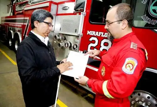 Bomberos informan sobre sus servicios en sistema braille a personas con ceguera. Foto: ANDINA/Difusión.