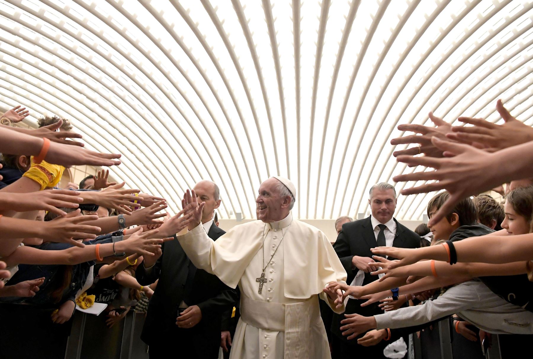 Papa Francisco saluda a niños de escuelas en Italia. Foto: AFP