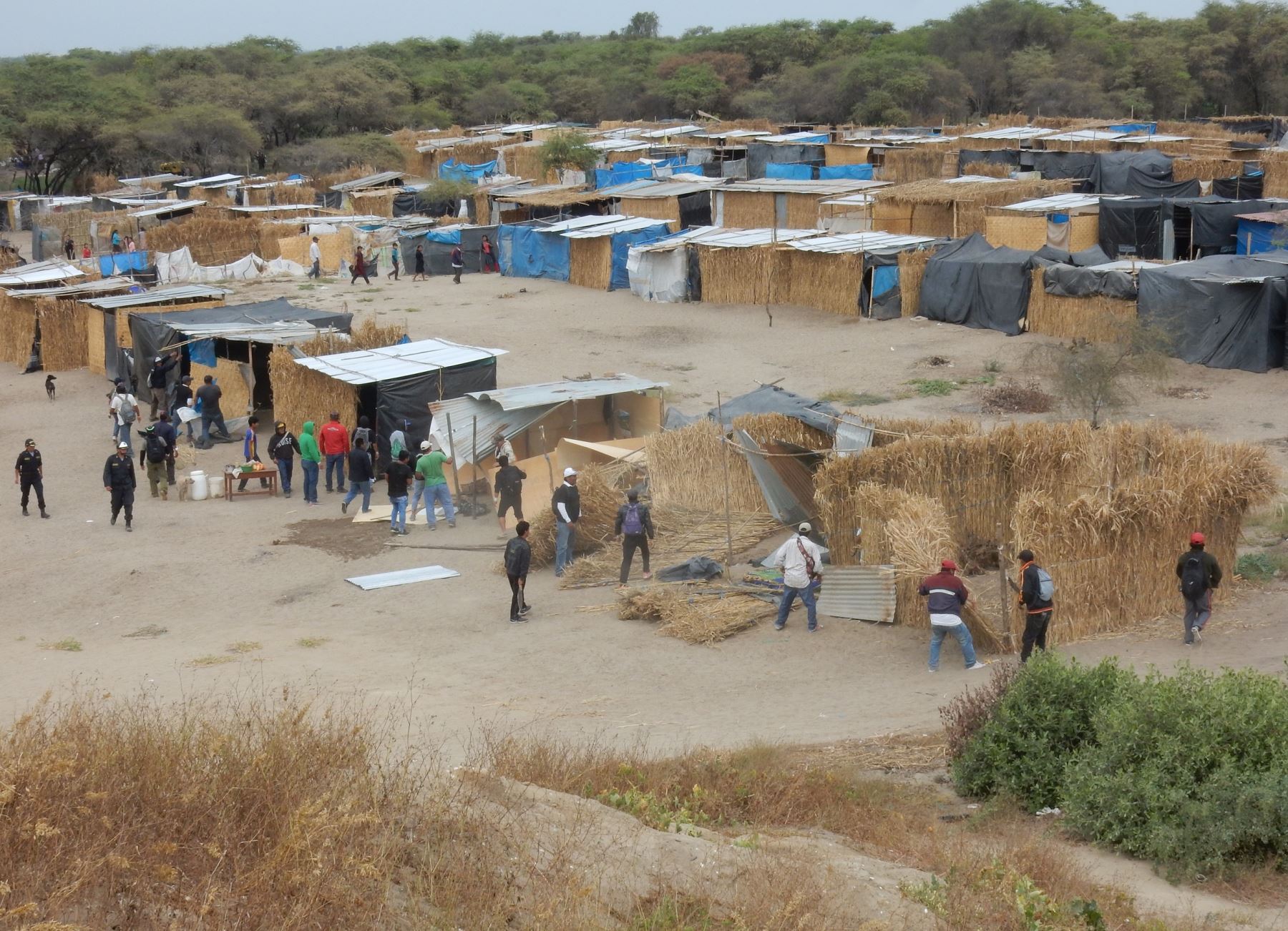 Autoridades desalojan a invasores que ocupaban sitio arqueológico, huaca Los Perros de Mochumí, en Lambayeque. ANDINA