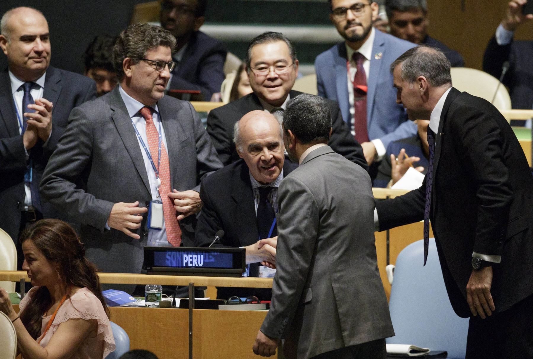 El ministro de Asuntos Exteriores peruano, Ricardo Luna Mendoza (c), y su delegación reciben felicitaciones después de que Perú fuera elegido para convertirse en uno de los 5 de 10 miembros no-permanentes del Consejo de Seguridad de las Naciones Unidas en la sede de la ONU en Nueva York. Foto. EFE.