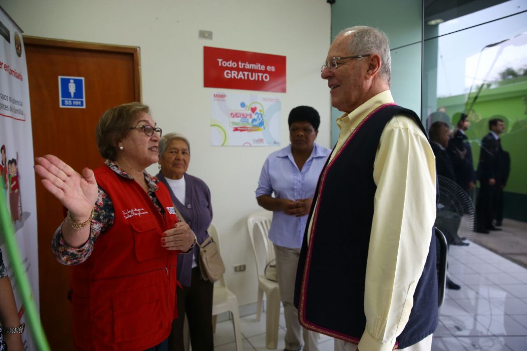 Presidente Pedro Pablo Kuczynski durante visita a Centro de Emergencia Mujer (CEM) en Surco. Foto: Presidencia.