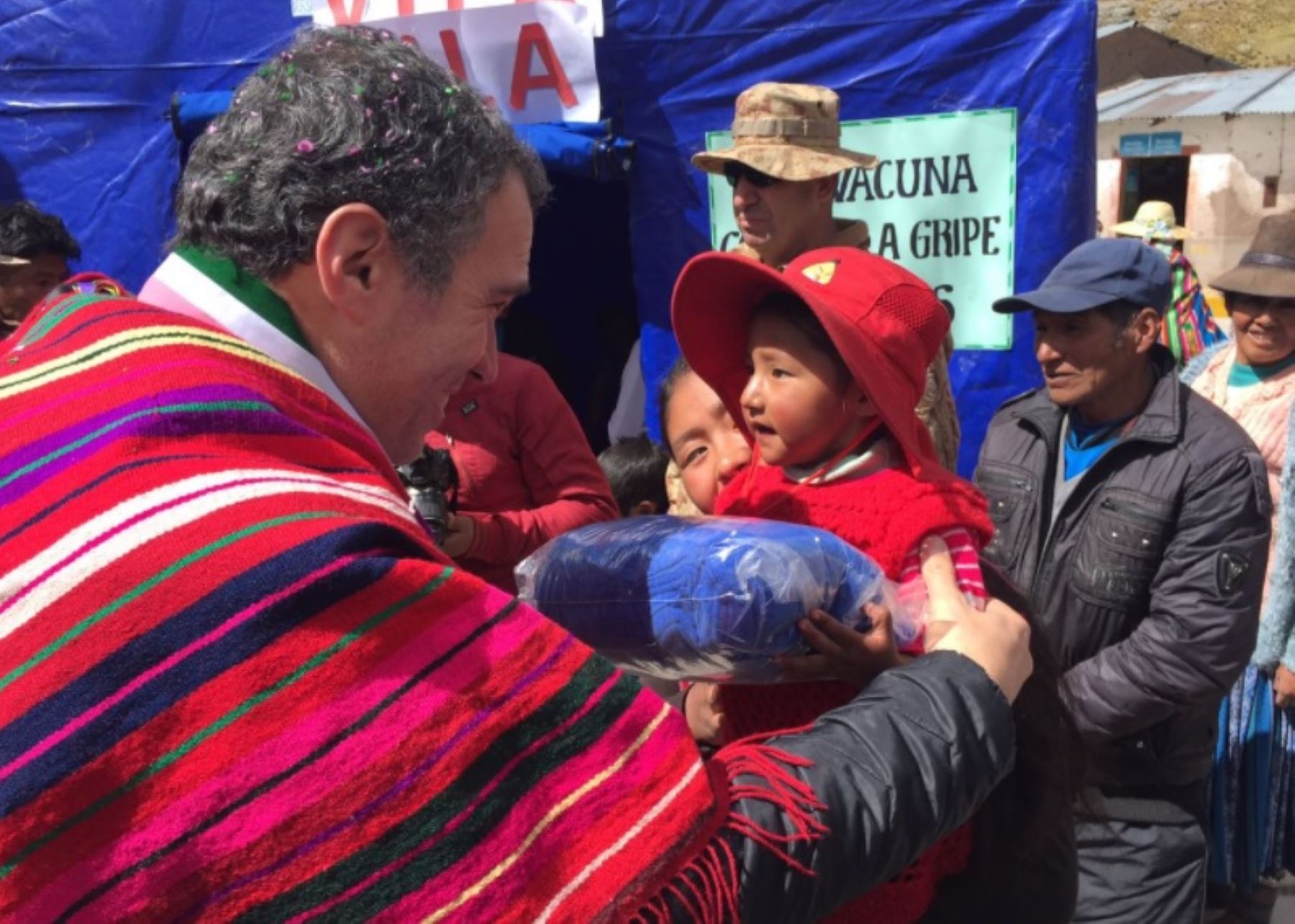 El ministro de Cultura Salvador del Solar acudió a los distritos de Ocuviri y Vila Vila en la provincia de Lampa, región Puno, para monitorear la entrega de apoyo a las familias como modo de prevención ante las heladas.