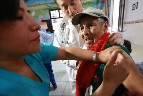 Frente al descenso de la temperatura que afecta a varias regiones del país, a la fecha se han aplicado más de un millón 850 mil vacunas contra la influenza y más de 430 mil dosis contra el neumococo, y se seguirá trabajando en esta acción, remarcó el presidente de la República, Martín Vizcarra.ANDINA/Norman Córdova