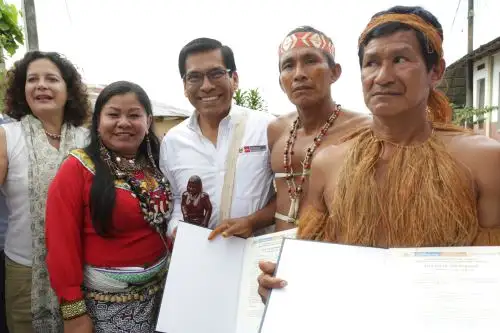 Ministro de Agricultura y Riego, José Hernández entrega títulos de propiedad en Yurimaguas. Foto: Cortesía.