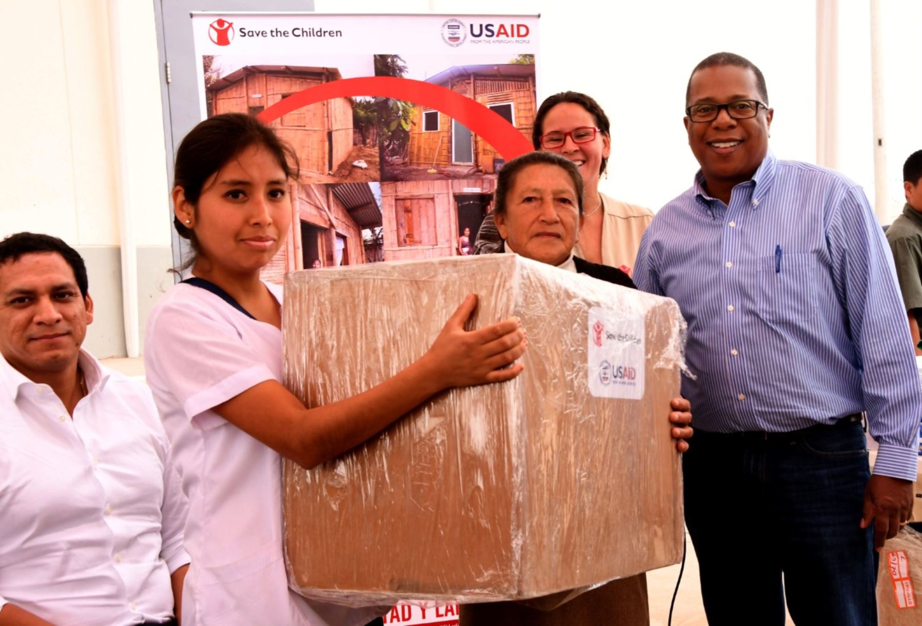 U.S. Ambassador Brian Nichols delivers aid in Peru