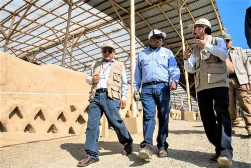 Brian A. Nichols fue recibido por el director de la Dirección Desconcentrada de Cultura de La Libertad, Cesar Gálvez Mora, y el presidente del Complejo Arqueológico Chan Chan y museo de sitio, Víctor Piminchumo Hurtado.
