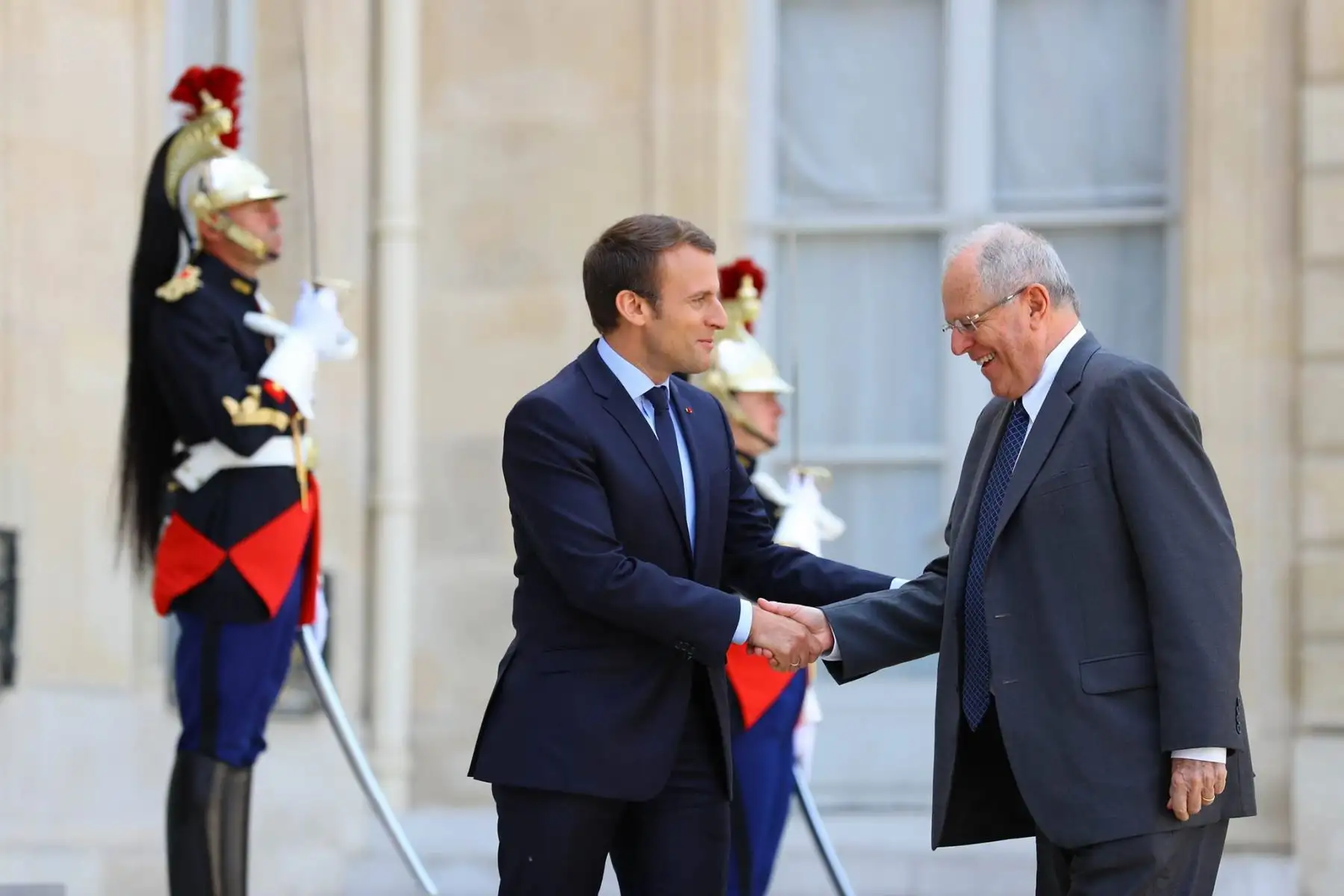 El presidente de la República, Pedro Pablo Kuczynski, se reúne en París con su homólogo francés, Emmanuel Macron. Foto: ANDINA/ Prensa Presidencia