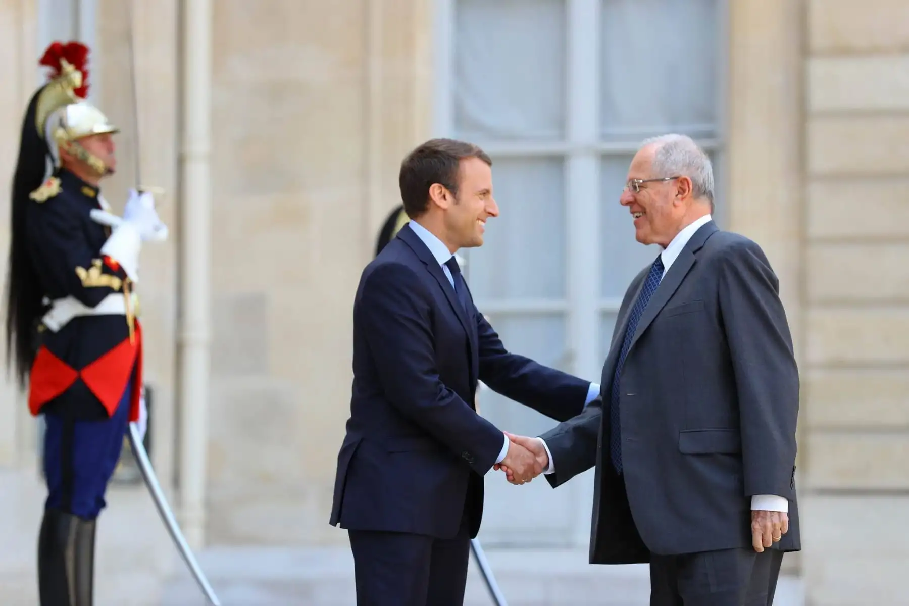 El presidente de la República, Pedro Pablo Kuczynski, se reúne en París con su homólogo francés, Emmanuel Macron. Foto: ANDINA/ Prensa Presidencia