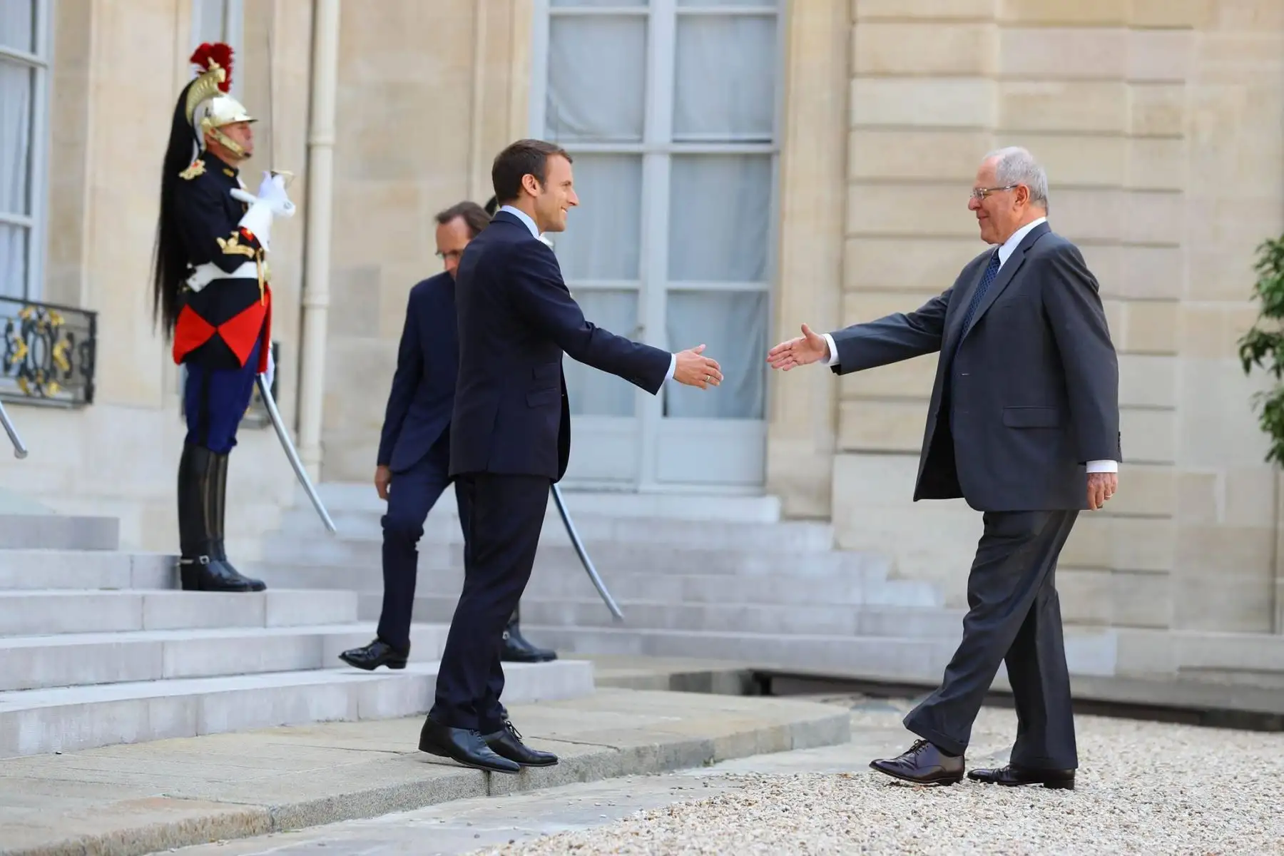 El presidente de la República, Pedro Pablo Kuczynski, se reúne en París con su homólogo francés, Emmanuel Macron. Foto: ANDINA/ Prensa Presidencia