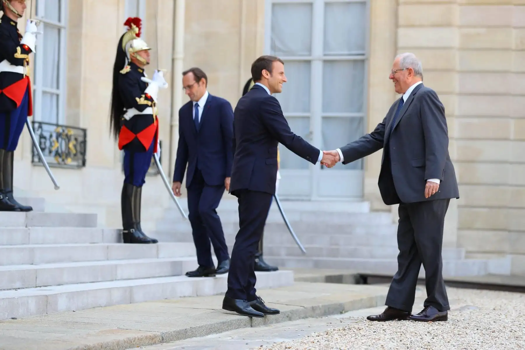 El presidente de la República, Pedro Pablo Kuczynski, se reúne en París con su homólogo francés, Emmanuel Macron. Foto: ANDINA/ Prensa Presidencia