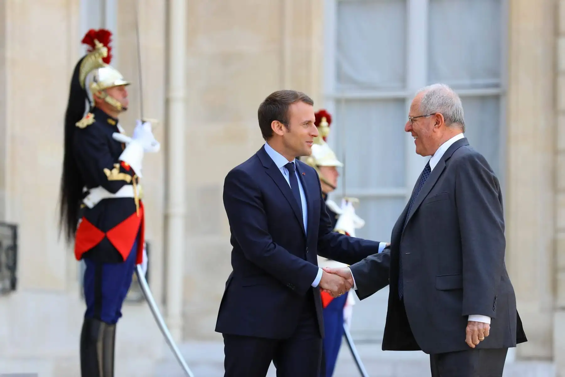 El presidente de la República, Pedro Pablo Kuczynski, se reúne en París con su homólogo francés, Emmanuel Macron. Foto: ANDINA/ Prensa Presidencia