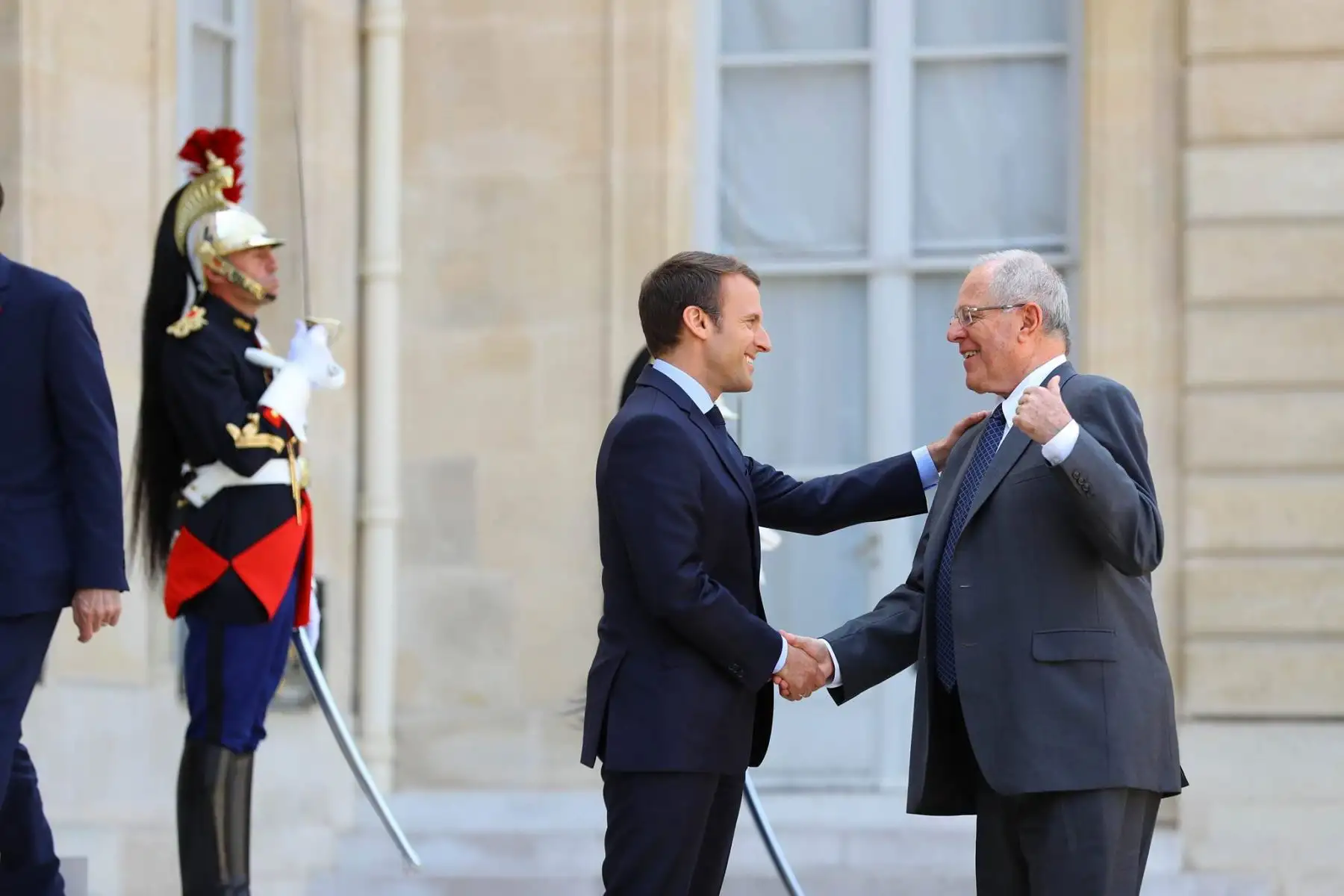 El presidente de la República, Pedro Pablo Kuczynski, se reúne en París con su homólogo francés, Emmanuel Macron. Foto: ANDINA/ Prensa Presidencia