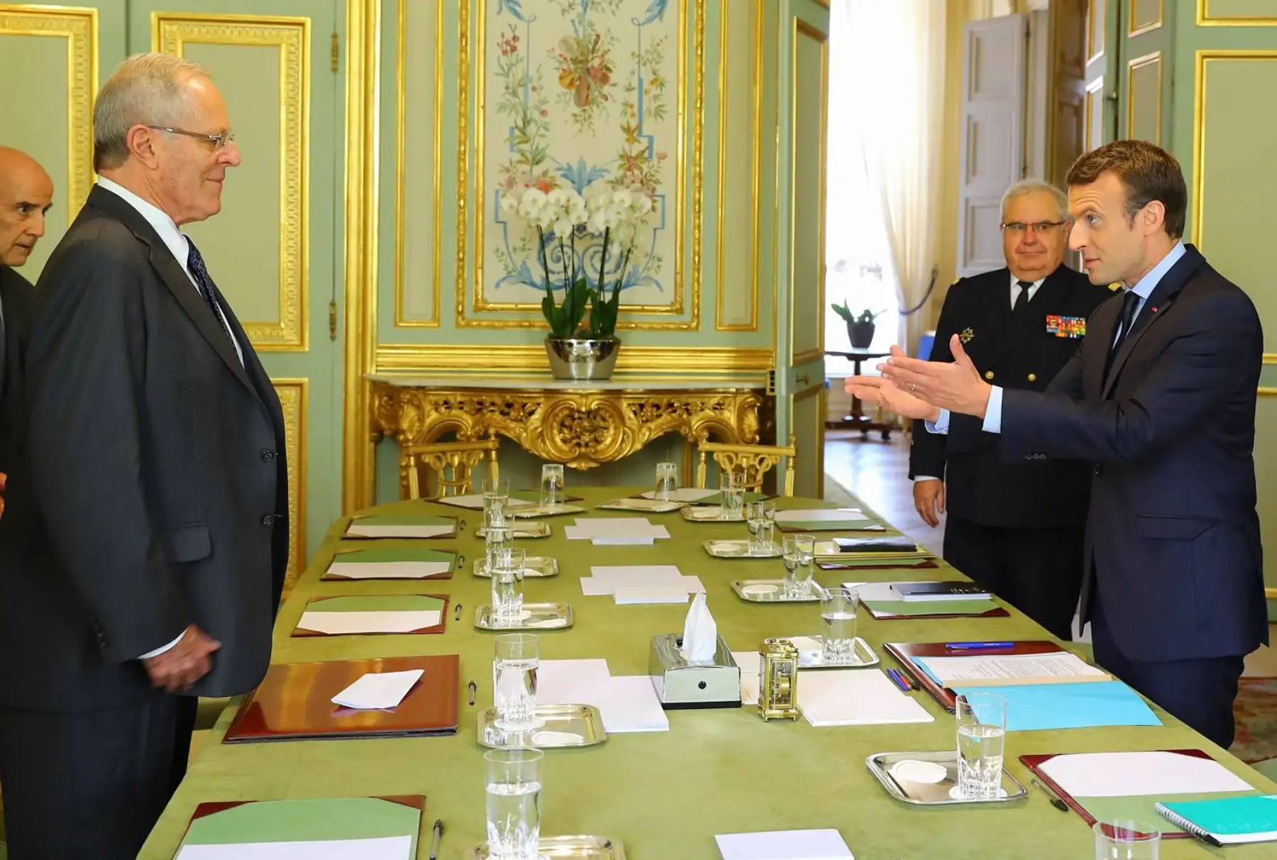 El presidente de la República, Pedro Pablo Kuczynski, se reúne en París con su homólogo francés, Emmanuel Macron. Foto: ANDINA/ Prensa Presidencia
