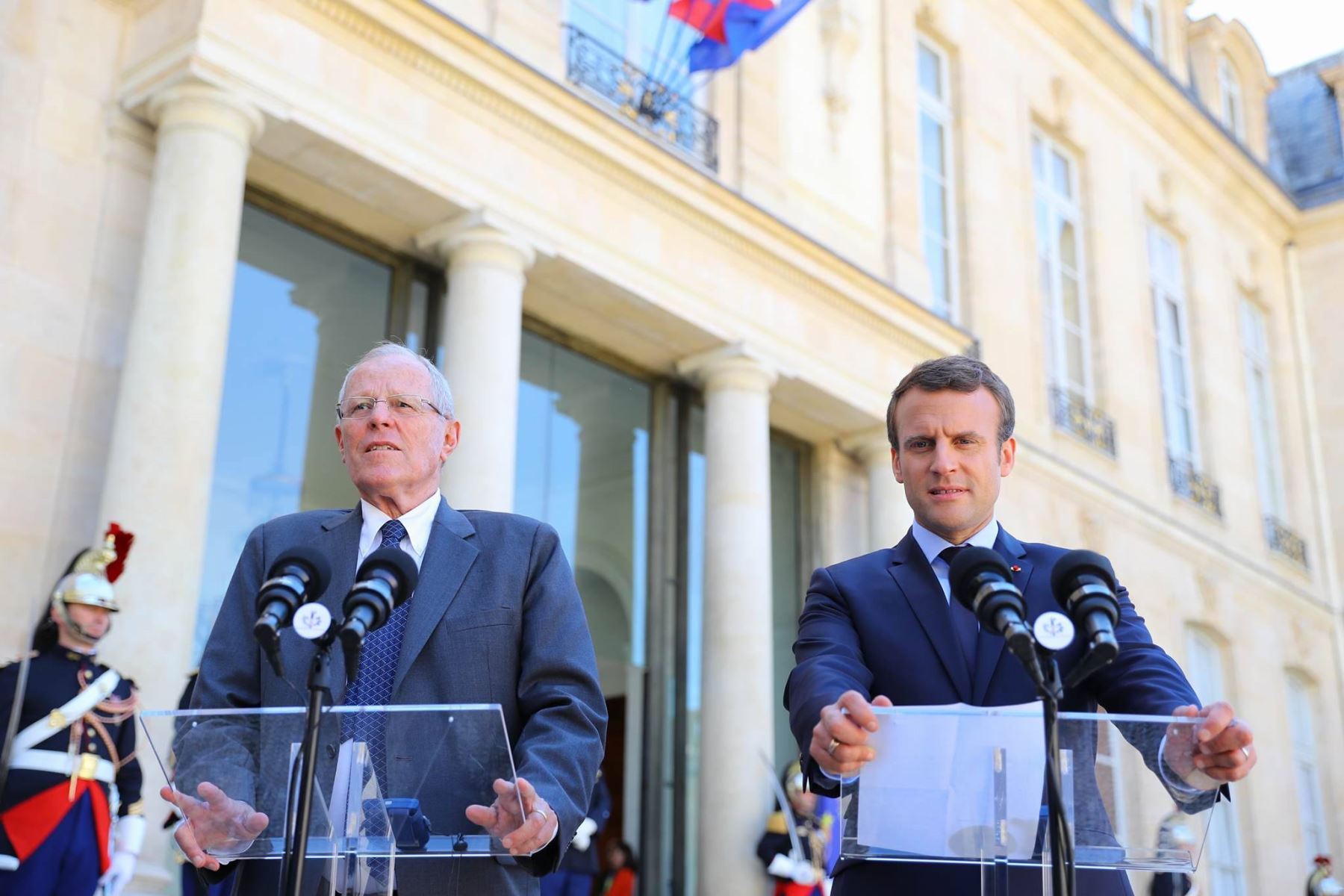 Presidentes Pedro Pablo Kuczynski y Emmanuel Macron realizan un pronunciamiento conjunto en el Palacio del Elíseo. Foto: ANDINA/ Prensa Presidencia