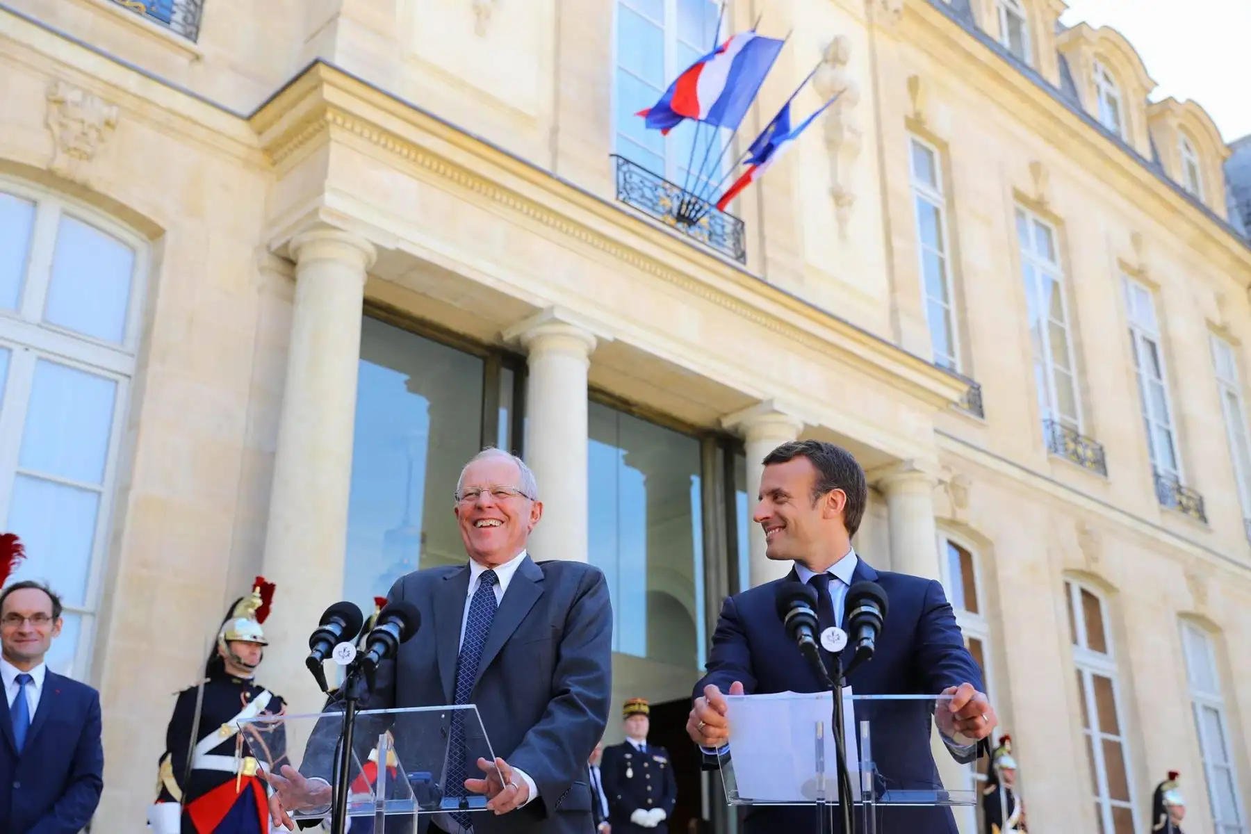 Presidentes Pedro Pablo Kuczynski y Emmanuel Macron realizan un pronunciamiento conjunto en el Palacio del Elíseo. Foto: ANDINA/ Prensa Presidencia