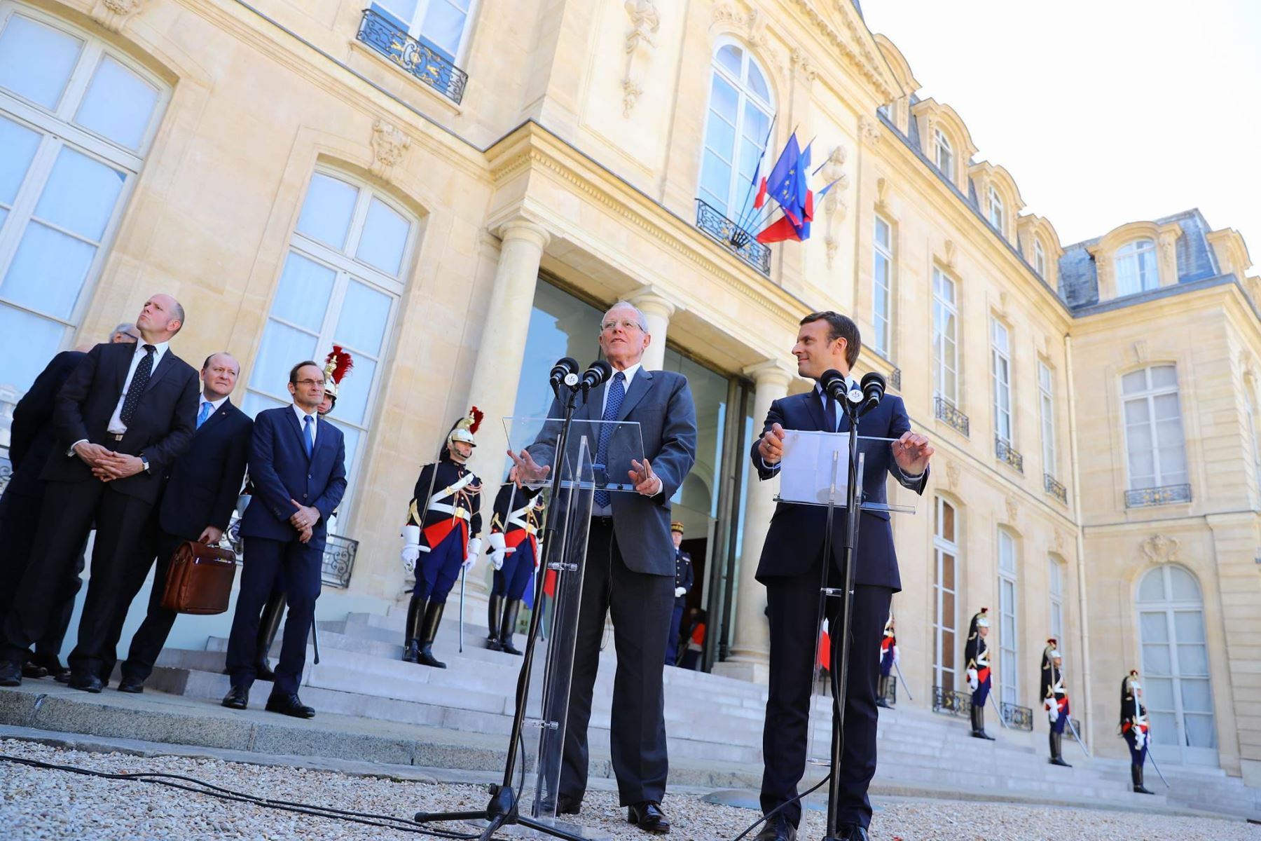 Presidentes Pedro Pablo Kuczynski y Emmanuel Macron realizan un pronunciamiento conjunto en el Palacio del Elíseo. Foto: ANDINA/ Prensa Presidencia