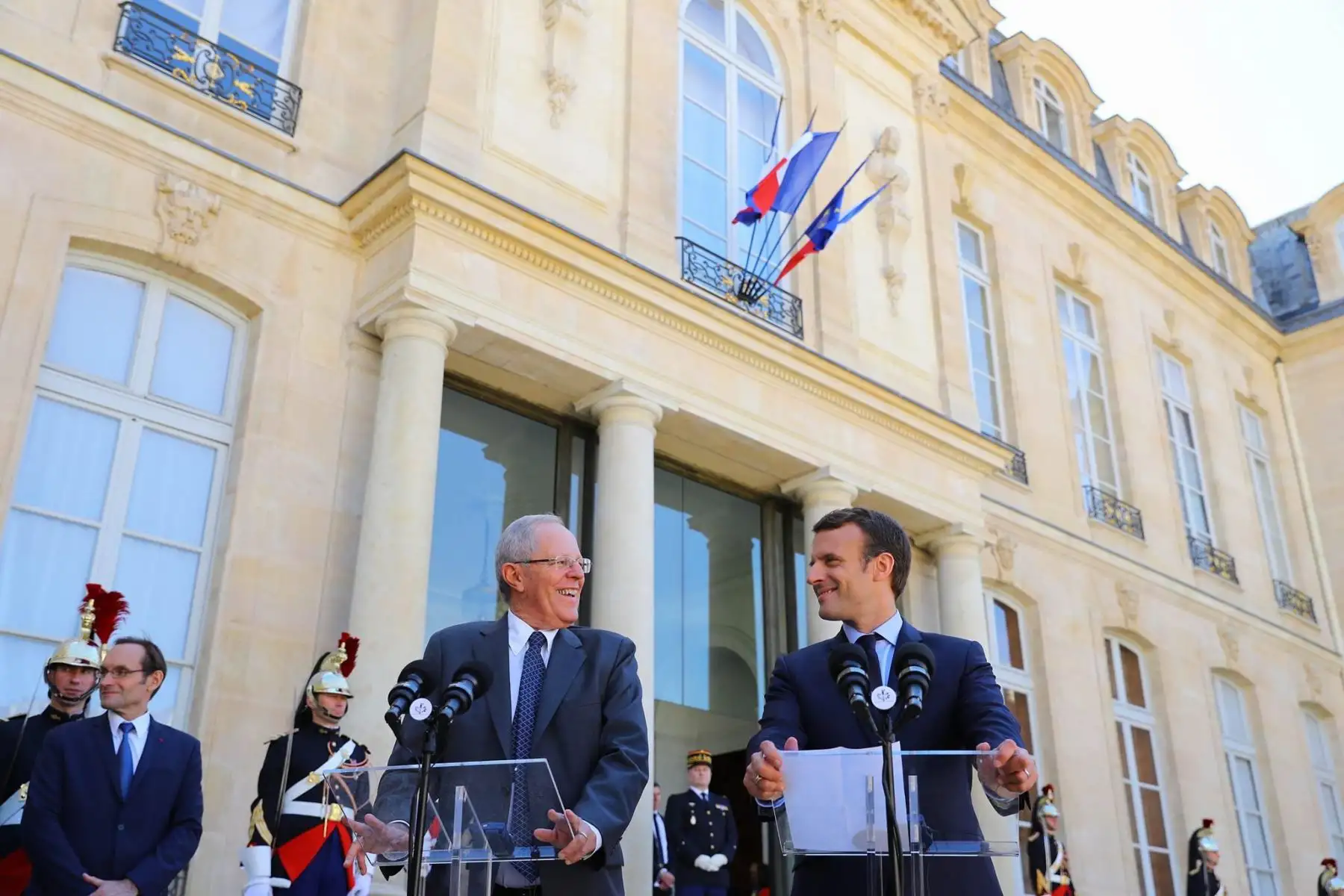 Presidentes Pedro Pablo Kuczynski y Emmanuel Macron realizan un pronunciamiento conjunto en el Palacio del Elíseo. Foto: ANDINA/ Prensa Presidencia