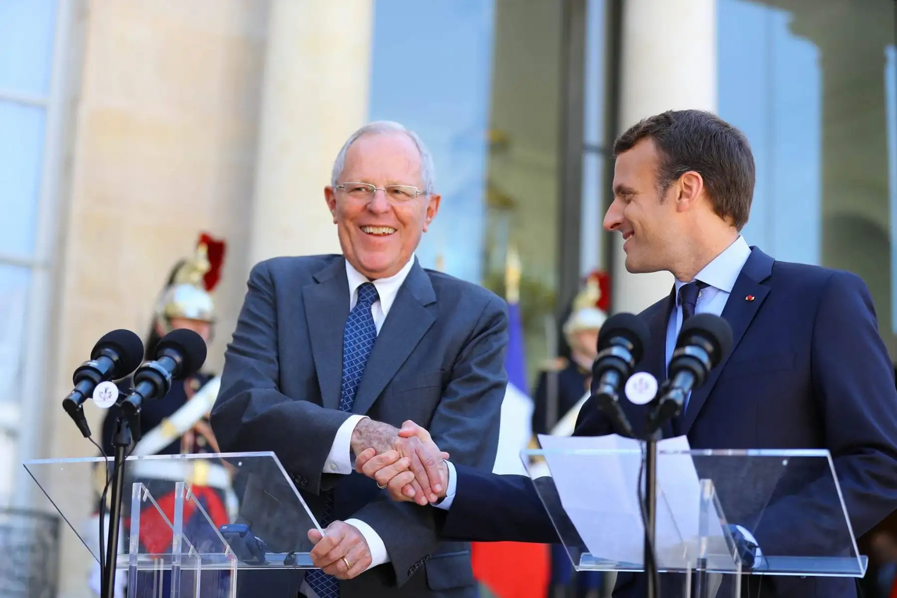 Presidentes Pedro Pablo Kuczynski y Emmanuel Macron realizan un pronunciamiento conjunto en el Palacio del Elíseo. Foto: ANDINA/ Prensa Presidencia