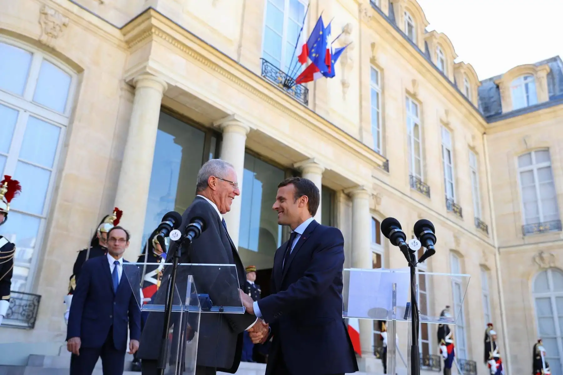 Presidentes Pedro Pablo Kuczynski y Emmanuel Macron realizan un pronunciamiento conjunto en el Palacio del Elíseo. Foto: ANDINA/ Prensa Presidencia