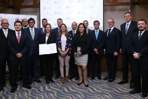 Representantes de empresas suecas firman pacto de integridad y lucha conra la corrupción. Foto: Cortesía Proinversión