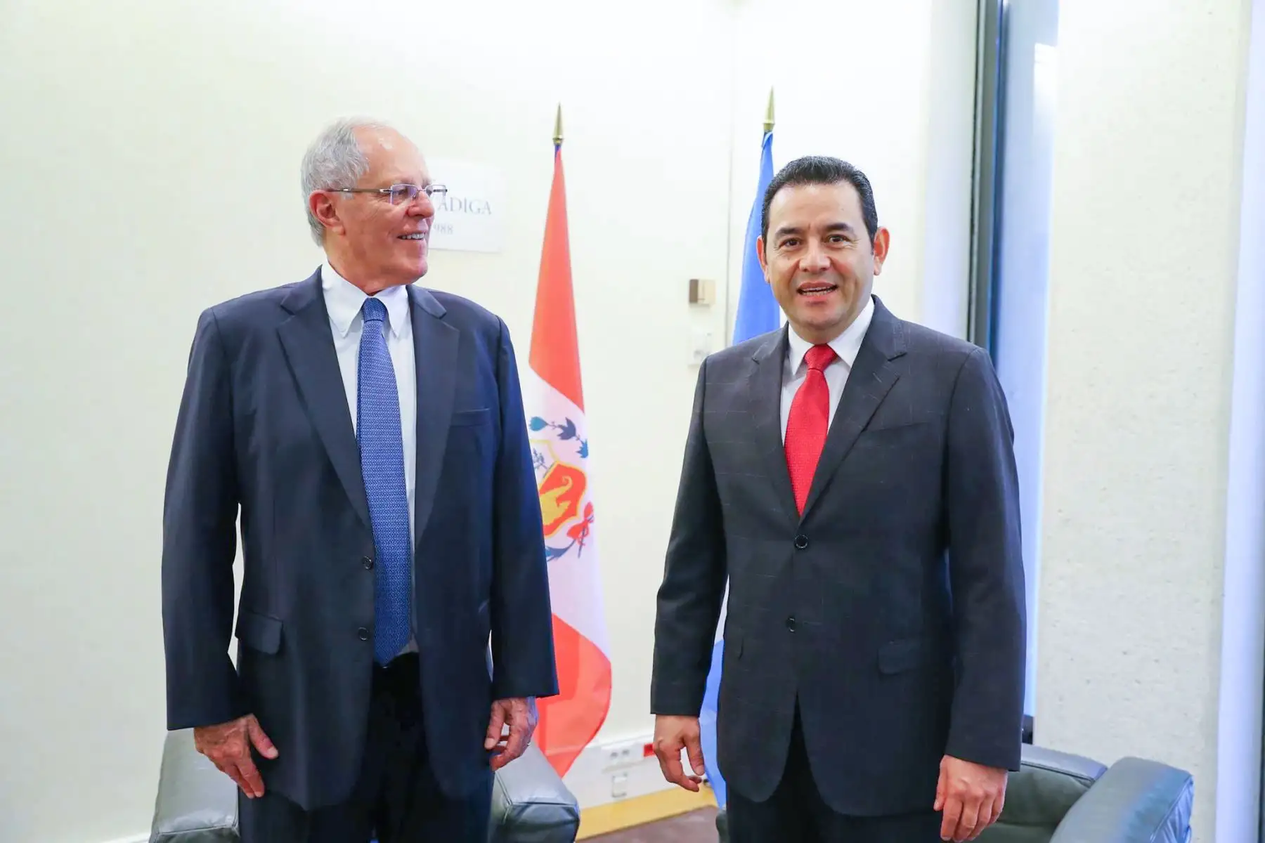 El presidente de la República Pedro Pablo Kuczynski, se reúne con su homólogo de Guatemala Jimmy Morales en París. Foto: ANDINA/ Prensa Presidencia