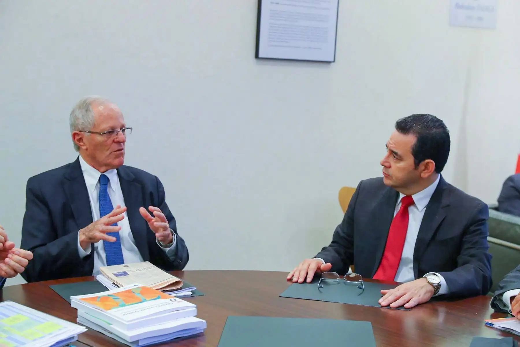 El presidente de la República Pedro Pablo Kuczynski, se reúne con su homólogo de Guatemala Jimmy Morales en París. Foto: ANDINA/ Prensa Presidencia