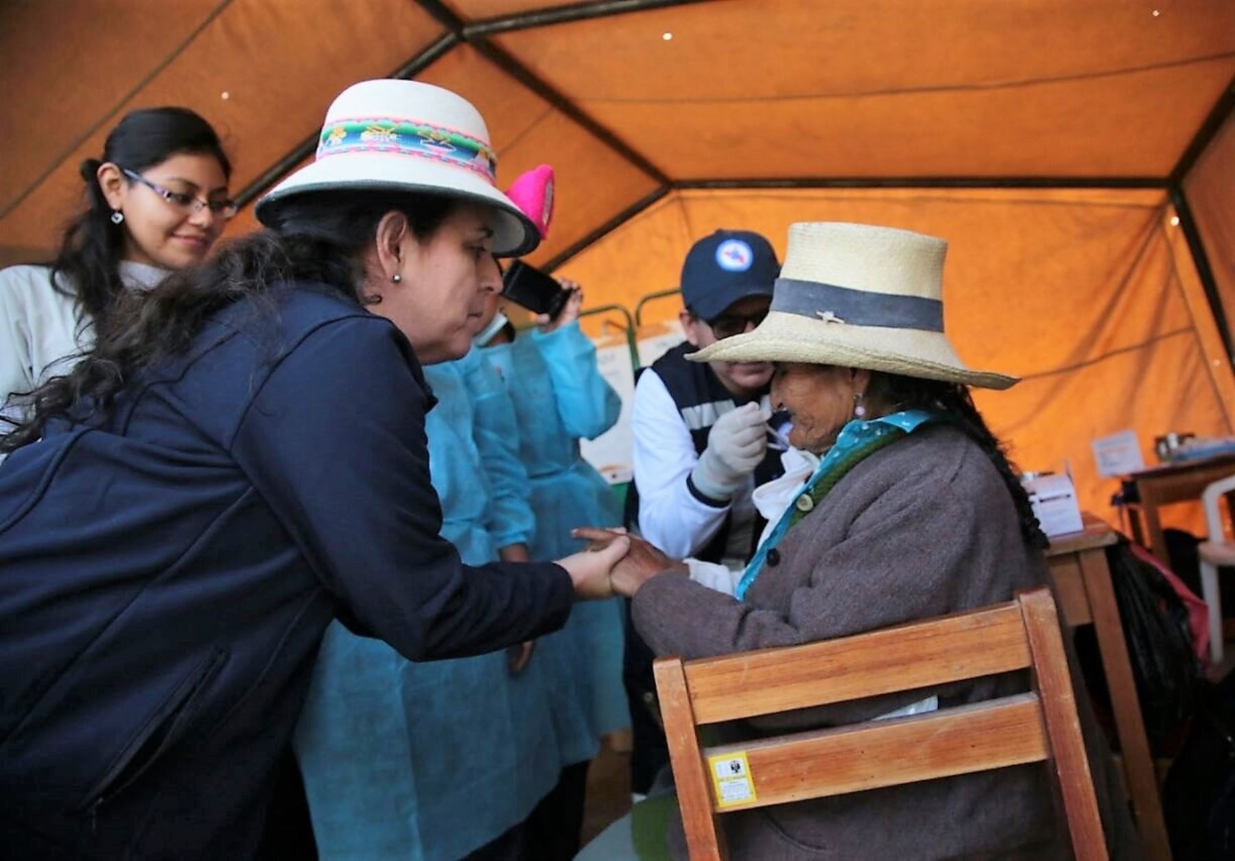 Ministra de Salud, Patricia García, insta a pobladores de Ubinas a vacunarse contra influenza.