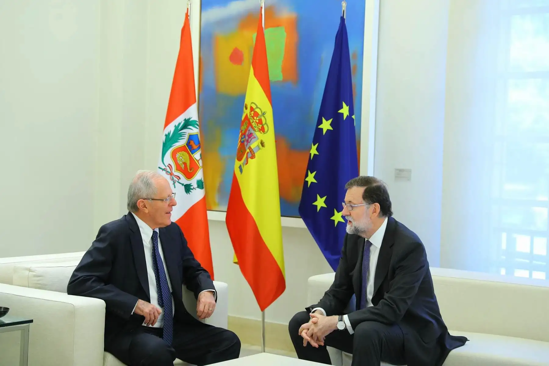 El jefe del Estado, Pedro Pablo Kuczynski, es recibido por el presidente del Gobierno Español, Mariano Rajoy, en el Palacio de Moncloa. Foto: ANDINA/ Andres Valle - Presidencia