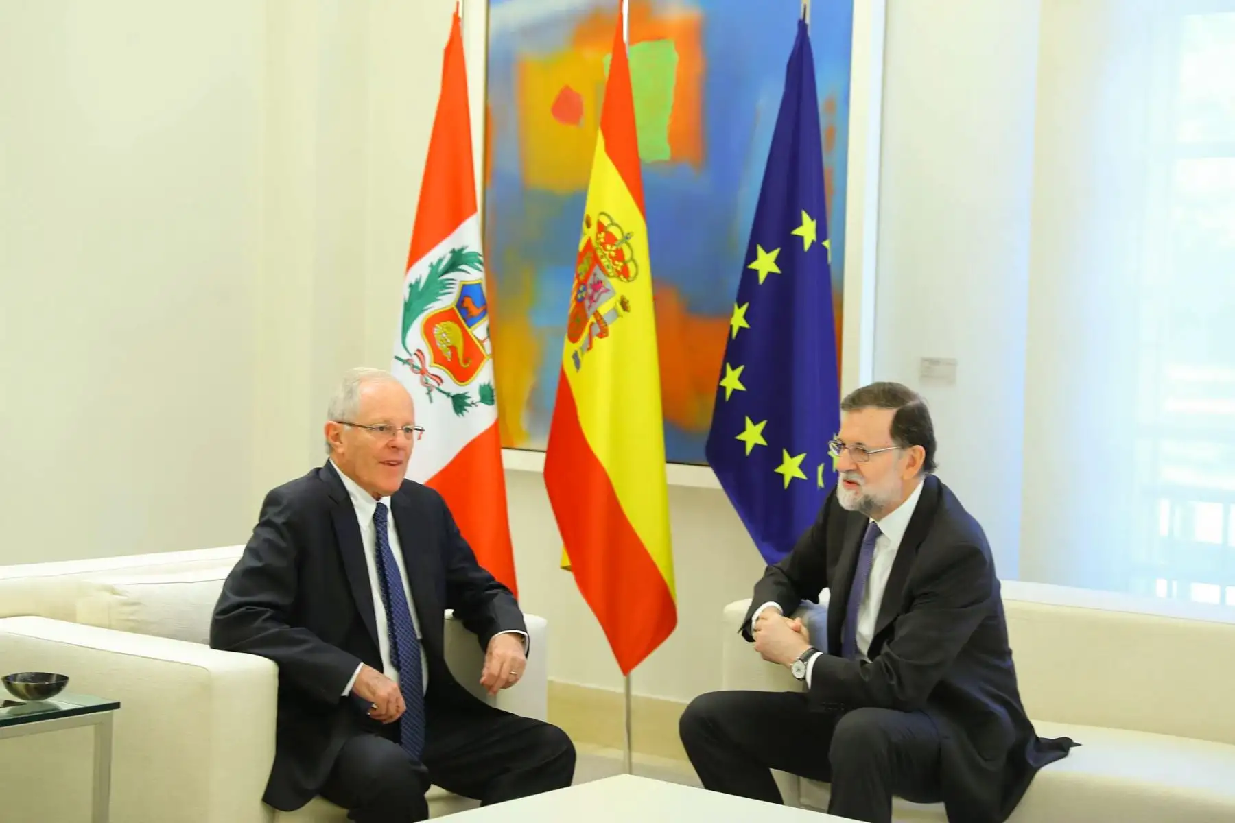 El jefe del Estado, Pedro Pablo Kuczynski, es recibido por el presidente del Gobierno Español, Mariano Rajoy, en el Palacio de Moncloa. Foto: ANDINA/ Andres Valle - Presidencia