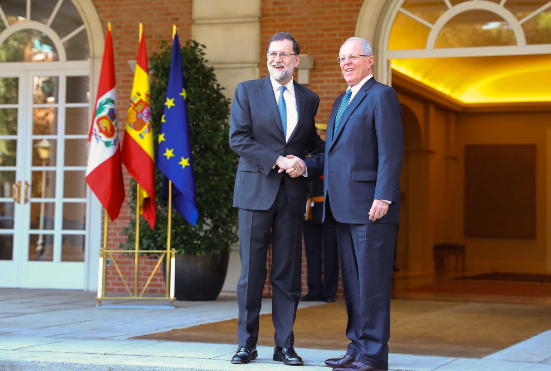 El jefe del Estado, Pedro Pablo Kuczynski, es recibido por el presidente del Gobierno Español, Mariano Rajoy, en el Palacio de Moncloa. Foto: ANDINA/ Prensa Presidencia