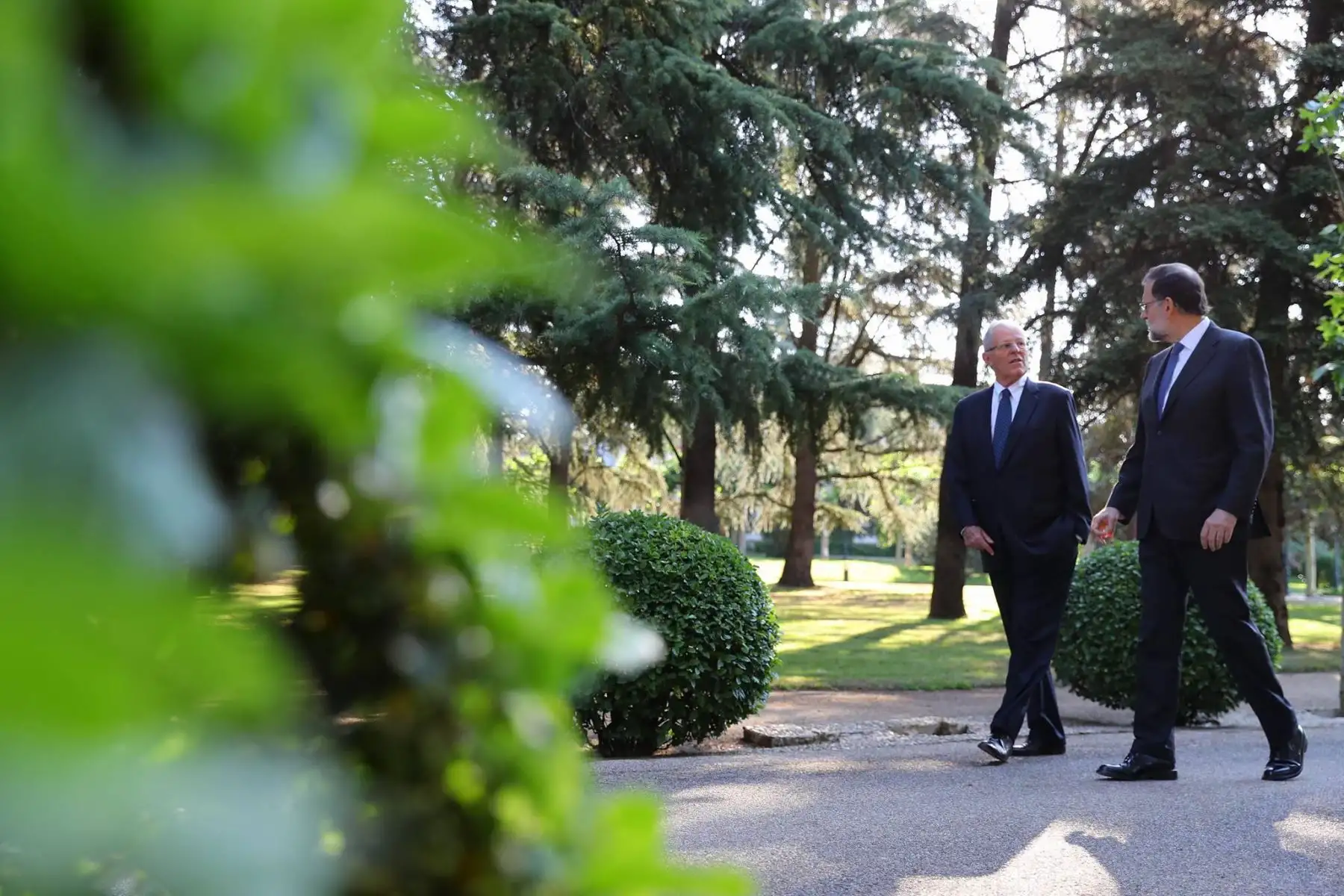 El jefe del Estado, Pedro Pablo Kuczynski y el presidente del Gobierno Español, Mariano Rajoy, pasean por los jardines de La Moncloa. Foto: ANDINA/ Andres Valle - Presidencia