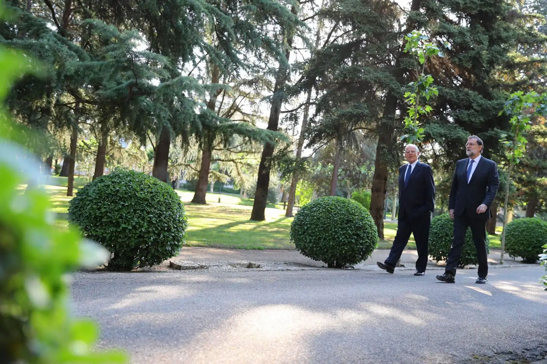 El jefe del Estado, Pedro Pablo Kuczynski y el presidente del Gobierno Español, Mariano Rajoy, pasean por los jardines de La Moncloa. Foto: ANDINA/ Andres Valle - Presidencia