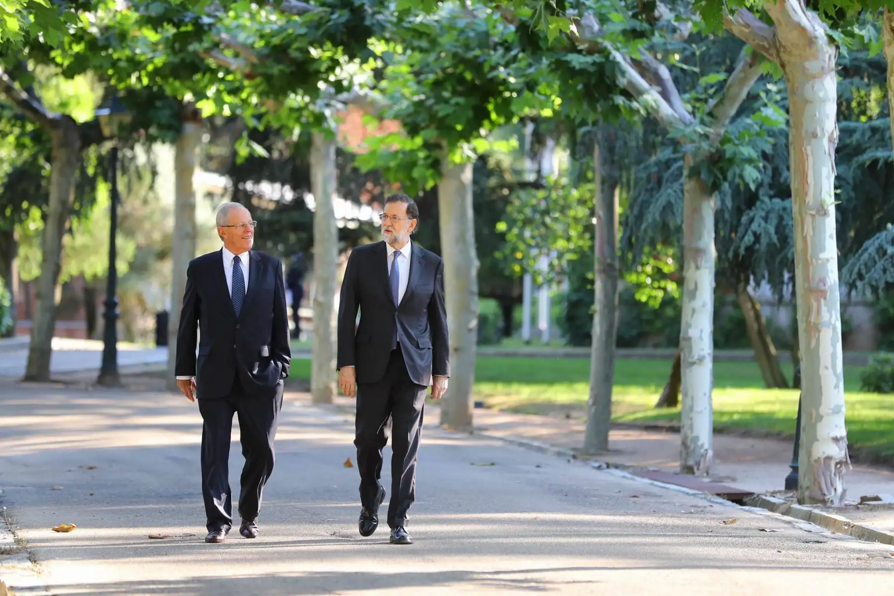 El jefe del Estado, Pedro Pablo Kuczynski y el presidente del Gobierno Español, Mariano Rajoy, pasean por los jardines de La Moncloa. Foto: ANDINA/ Andres Valle - Presidencia