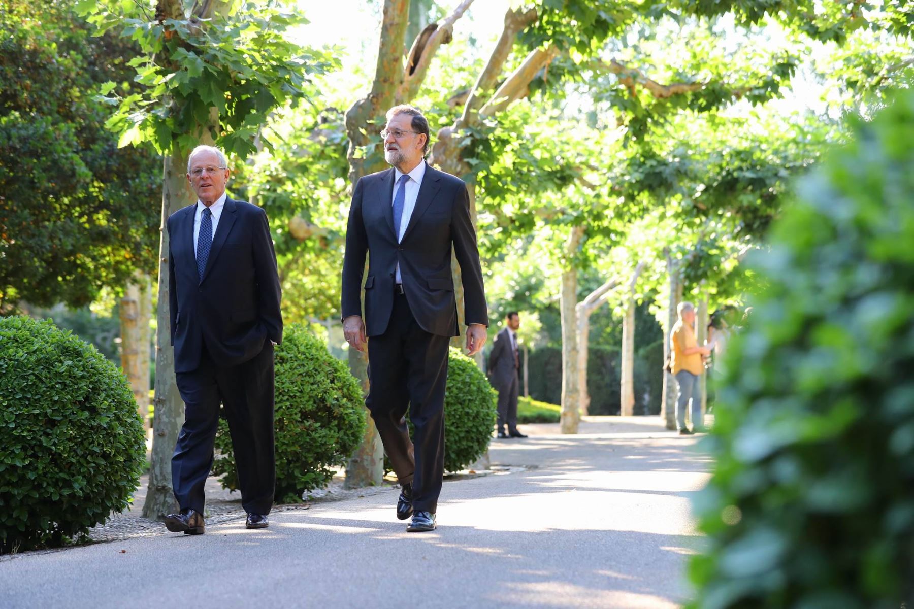 El jefe del Estado, Pedro Pablo Kuczynski y el presidente del Gobierno Español, Mariano Rajoy, pasean por los jardines de La Moncloa. Foto: ANDINA/ Andres Valle - Presidencia