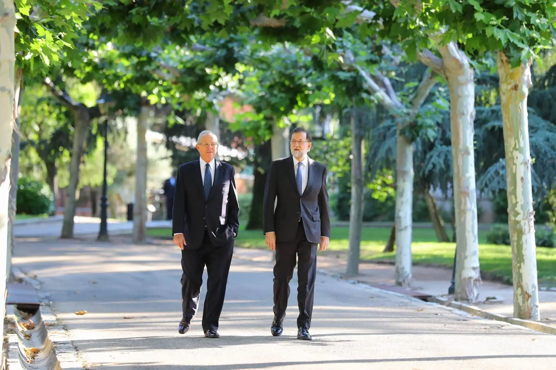 El jefe del Estado, Pedro Pablo Kuczynski y el presidente del Gobierno Español, Mariano Rajoy, pasean por los jardines de La Moncloa. Foto: ANDINA/ Andres Valle - Presidencia