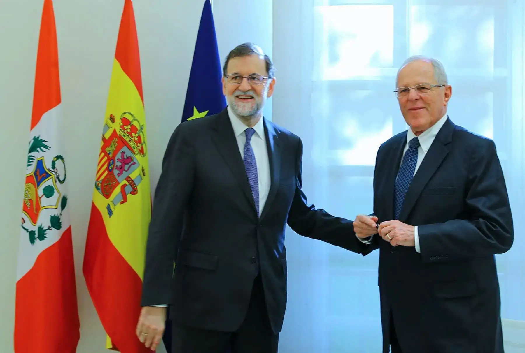 El jefe del Estado, Pedro Pablo Kuczynski, es recibido por el presidente del Gobierno Español, Mariano Rajoy, en el Palacio de Moncloa. Foto: ANDINA/ Andres Valle - Presidencia