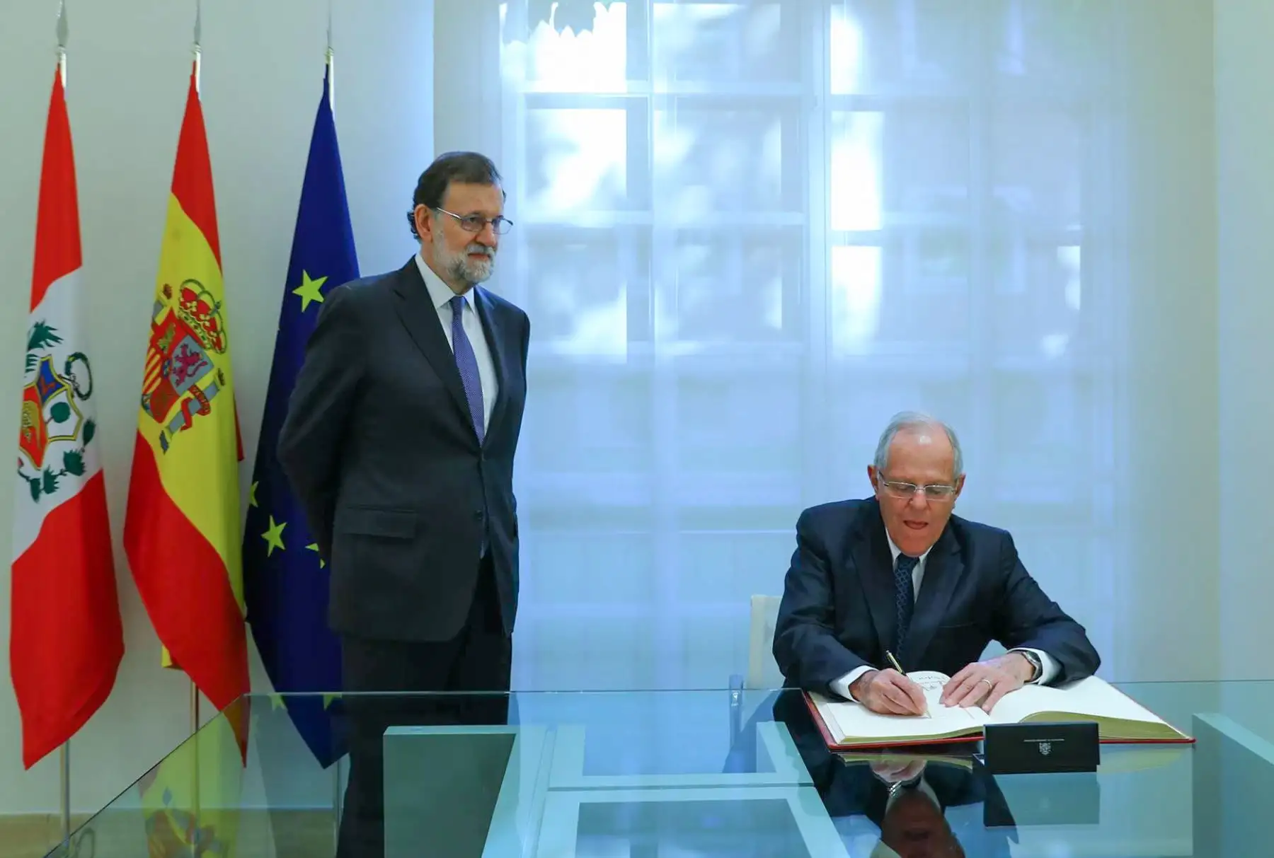 El jefe del Estado, Pedro Pablo Kuczynski, es recibido por el presidente del Gobierno Español, Mariano Rajoy, en el Palacio de Moncloa. Foto: ANDINA/ Andres Valle - Presidencia