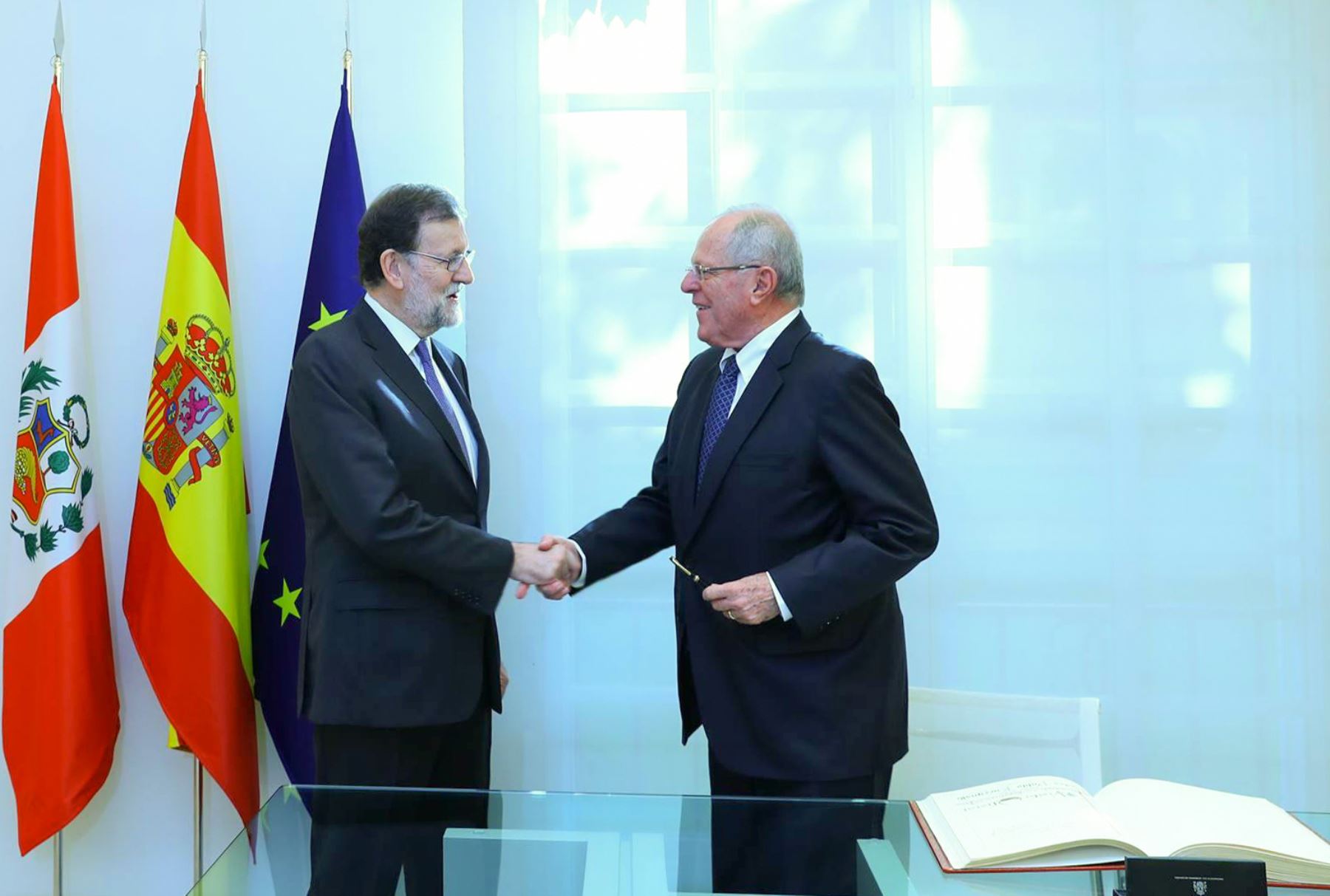 El jefe del Estado, Pedro Pablo Kuczynski, es recibido por el presidente del Gobierno Español, Mariano Rajoy, en el Palacio de Moncloa. Foto: ANDINA/ Andres Valle - Presidencia