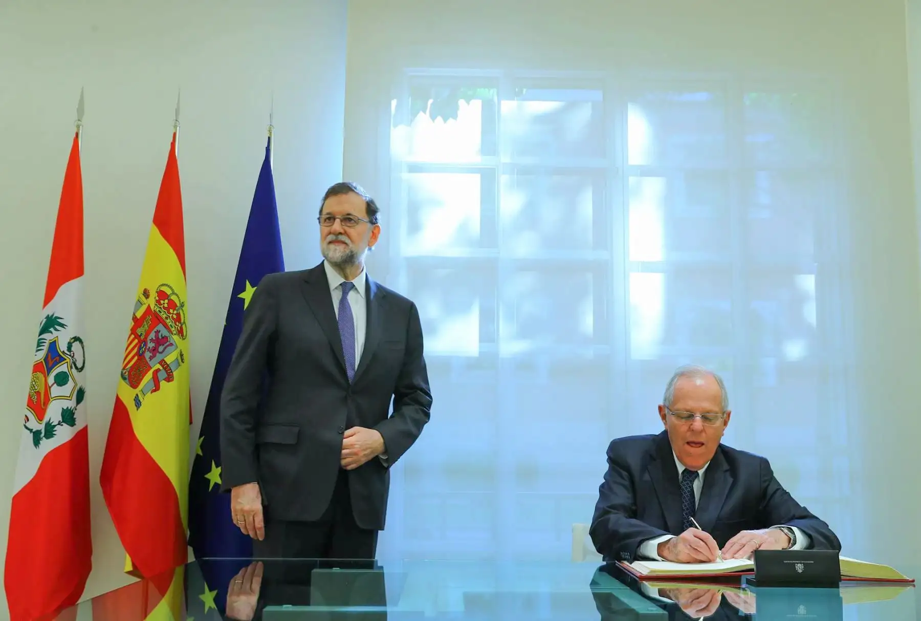 El jefe del Estado, Pedro Pablo Kuczynski, es recibido por el presidente del Gobierno Español, Mariano Rajoy, en el Palacio de Moncloa. Foto: ANDINA/ Andres Valle - Presidencia