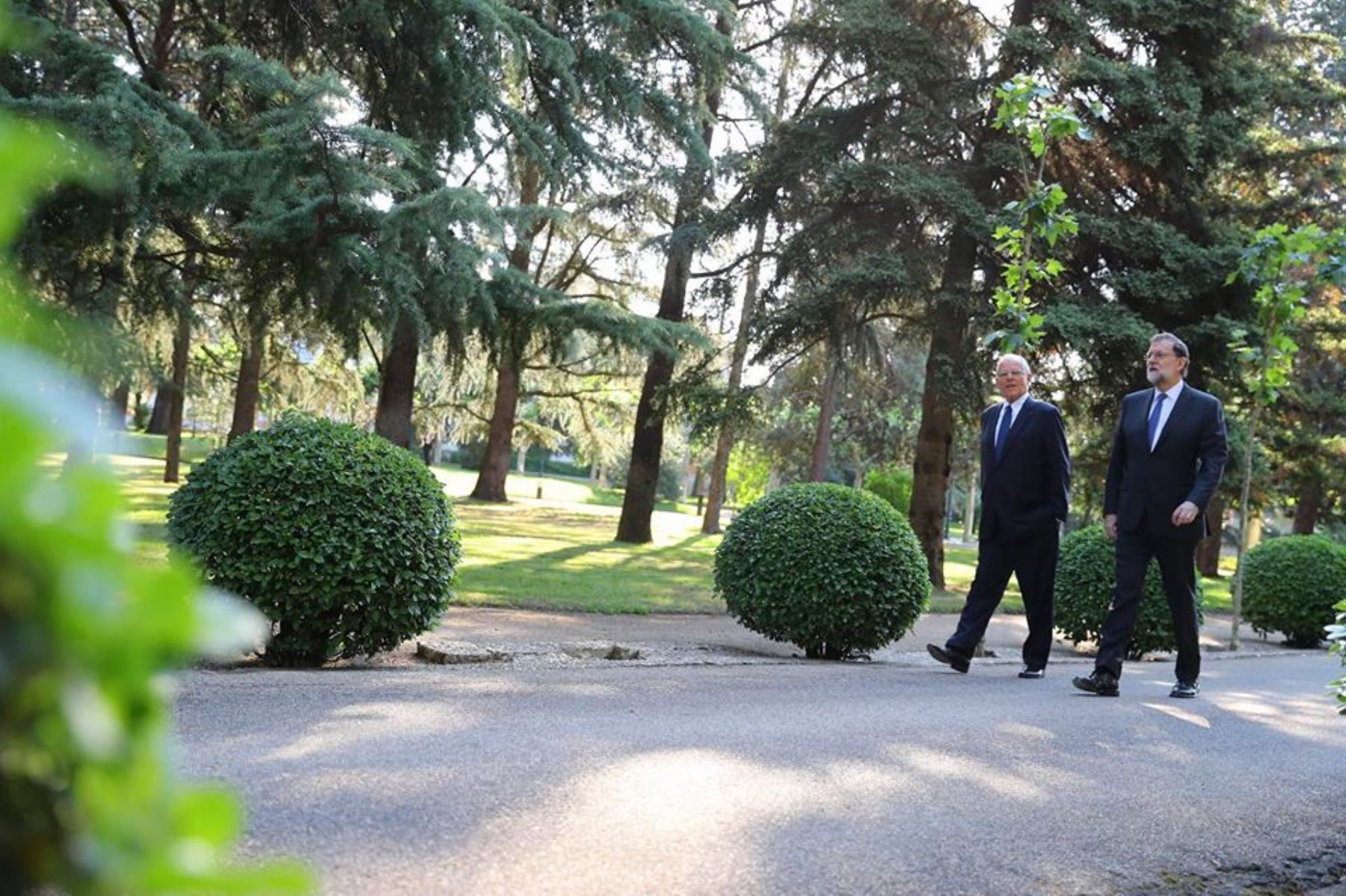 Presidentes Kuczynski y Rajoy pasean por los jardines de La Moncloa.