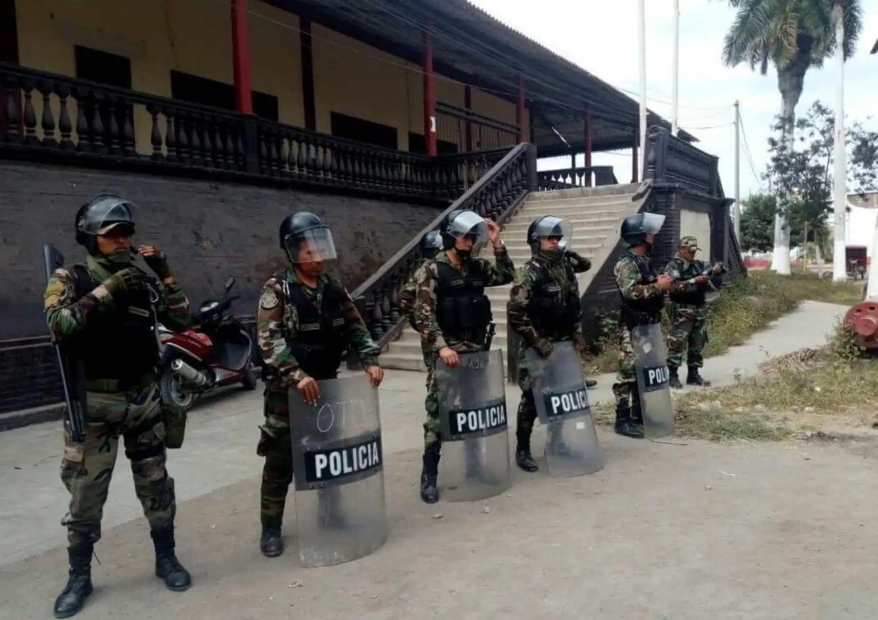 El Ejecutivo prorrogó el estado de emergencia por el término de 60 días calendario, a partir del 10 de marzo, en el distrito de Tumán, provincia de Chiclayo, región Lambayeque, a fin de prevenir actos de grave alteración del orden público, evitar movilizaciones o cualquier ilícito penal que se pudiera cometer en dicha zona. ANDINA/Difusión