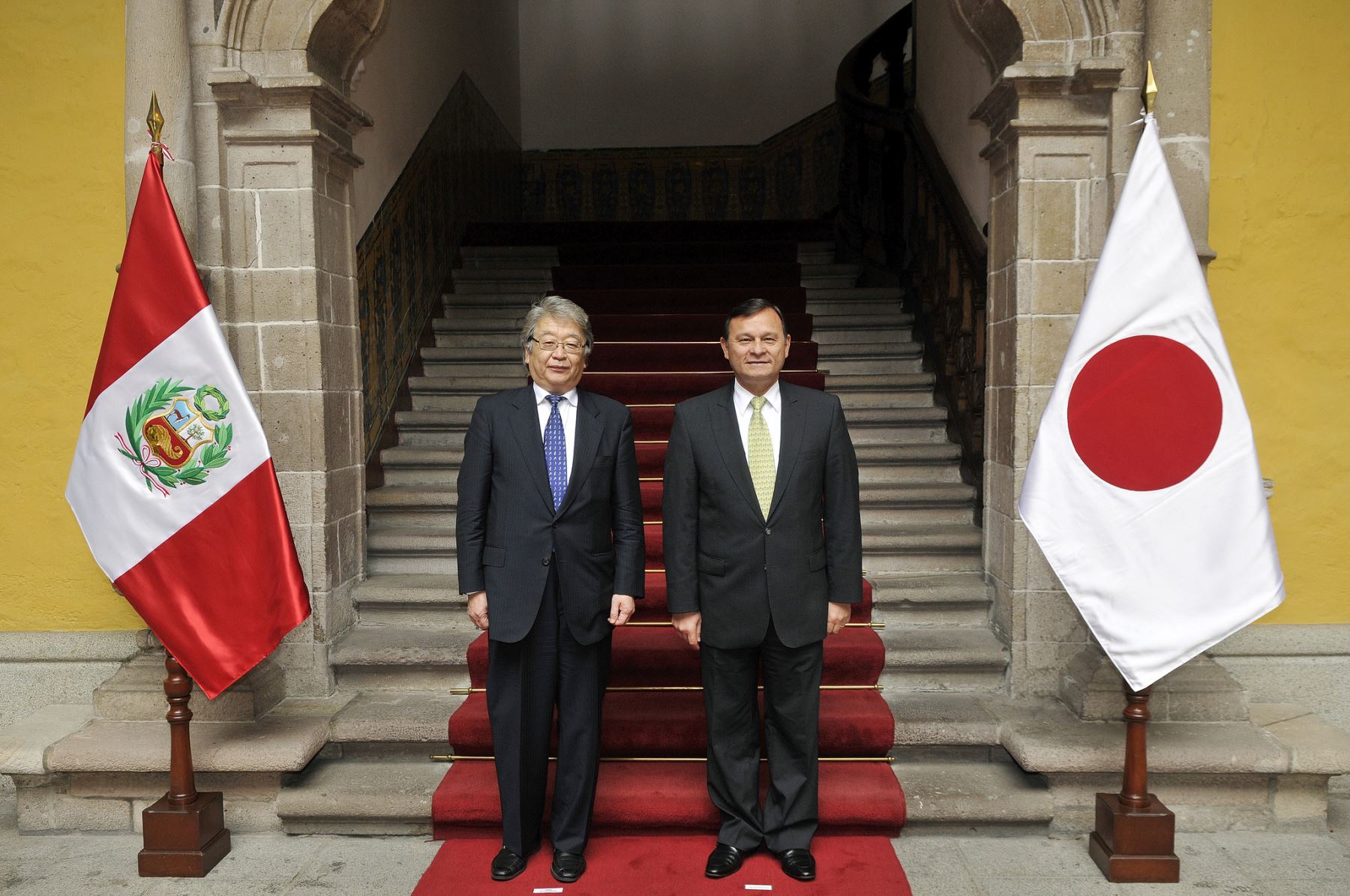 Los viceministros de Relaciones Exteriores de Perú, Néstor Popolizio, y de Japón, Keiichi Katakami.