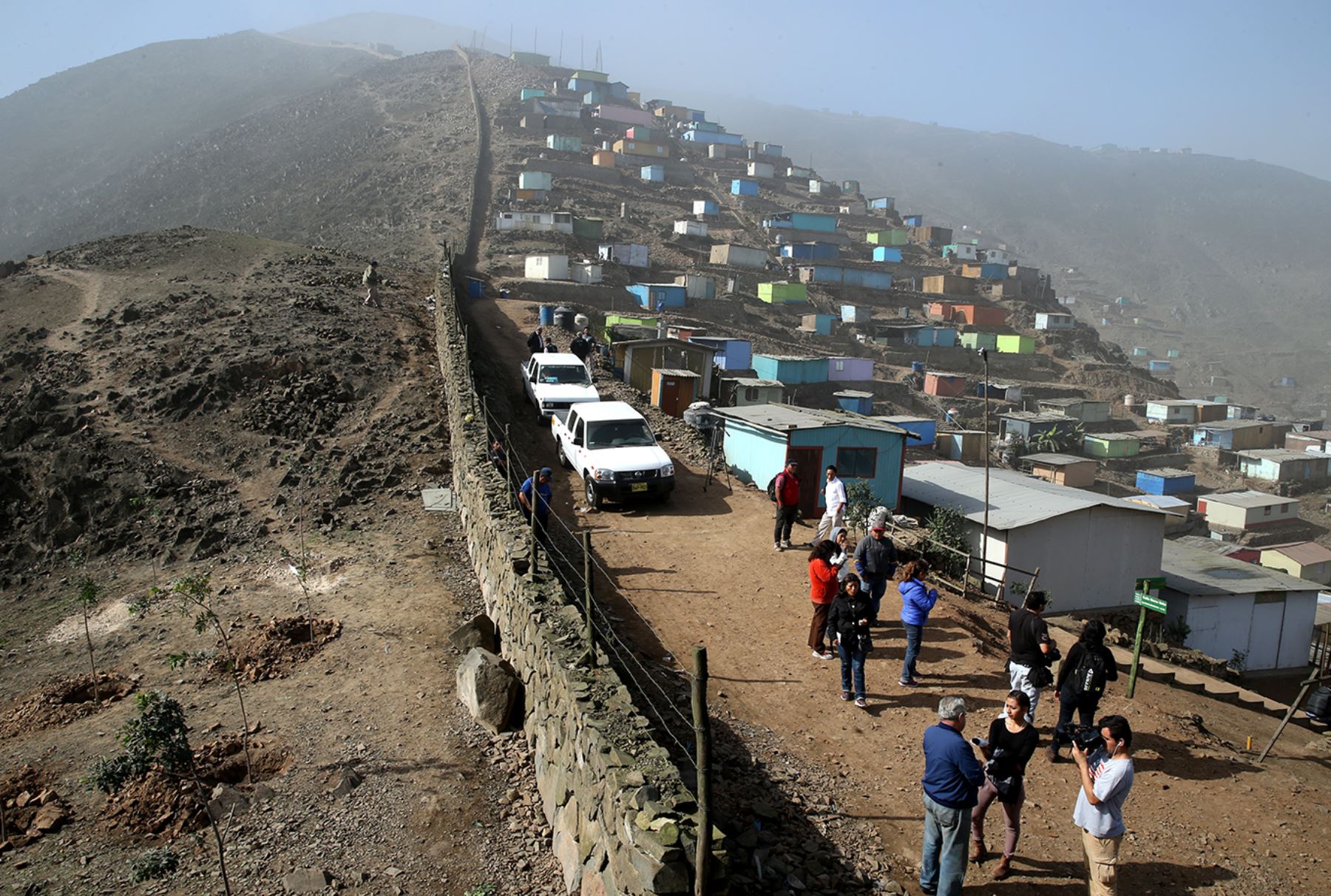 Muro que separa a La Molina y Villa María del Triunfo, conocido como el "muro de la vergüenza". Foto: ANDINA/Melina Mejía