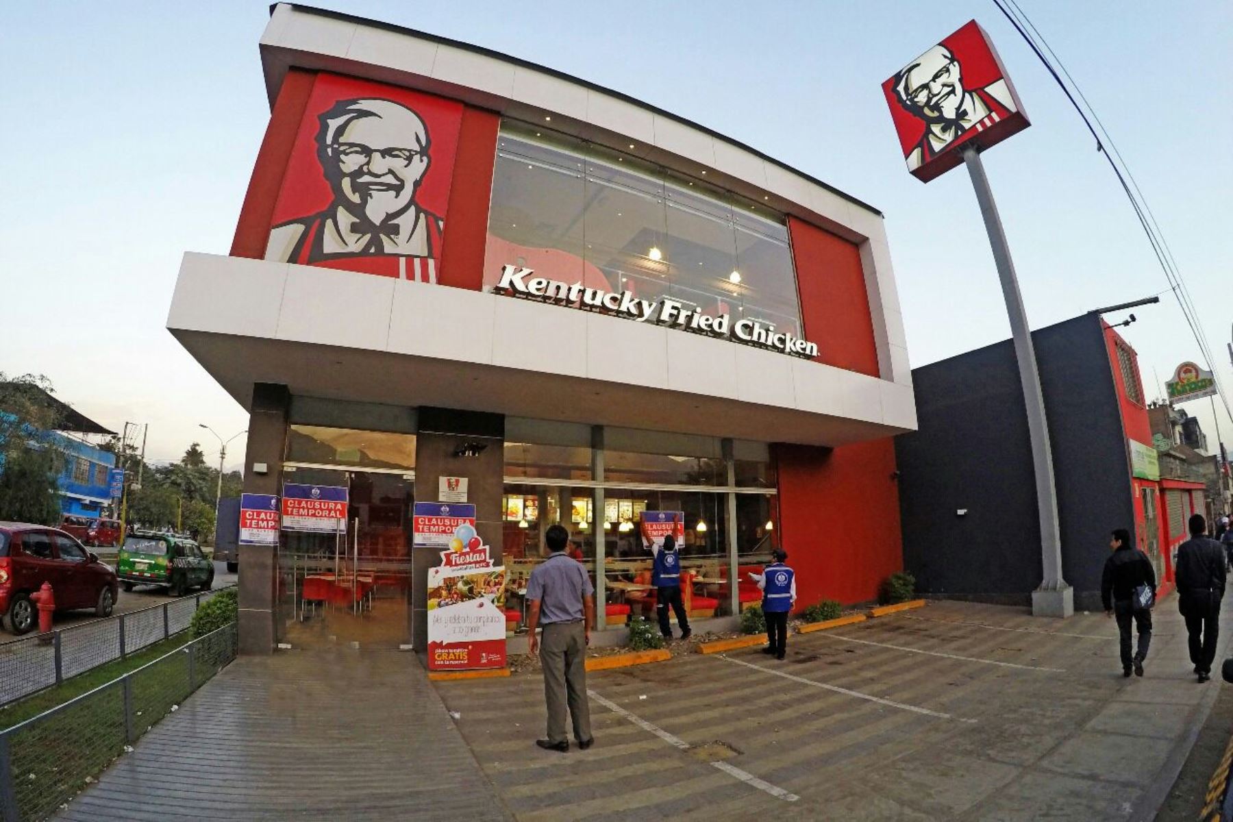 Clausurado temporalmente local de KFC de San Juan de Lurigancho, por operar en condiciones sanitarias inadecuadas. Foto: Andina/Difusión